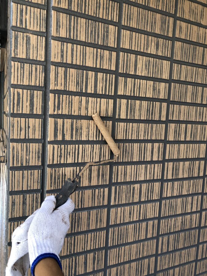 八王子市 8世帯アパート 外壁屋根塗装工事 二色塗り　2回目